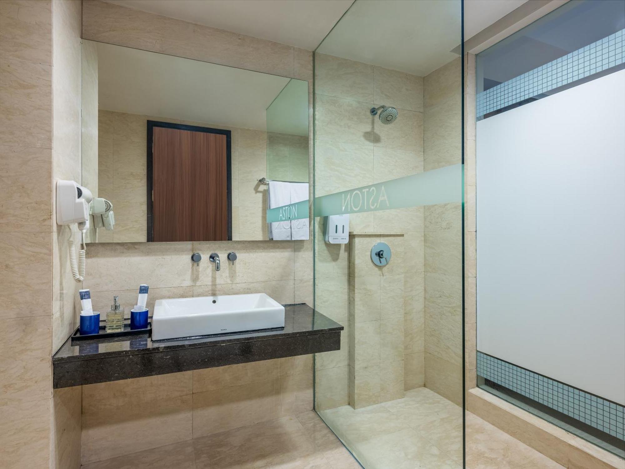 Aston Makassar Hotel & Convention Center מראה חיצוני תמונה